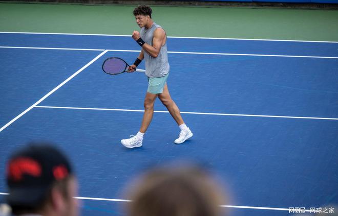 她始终秉持 她始终秉持